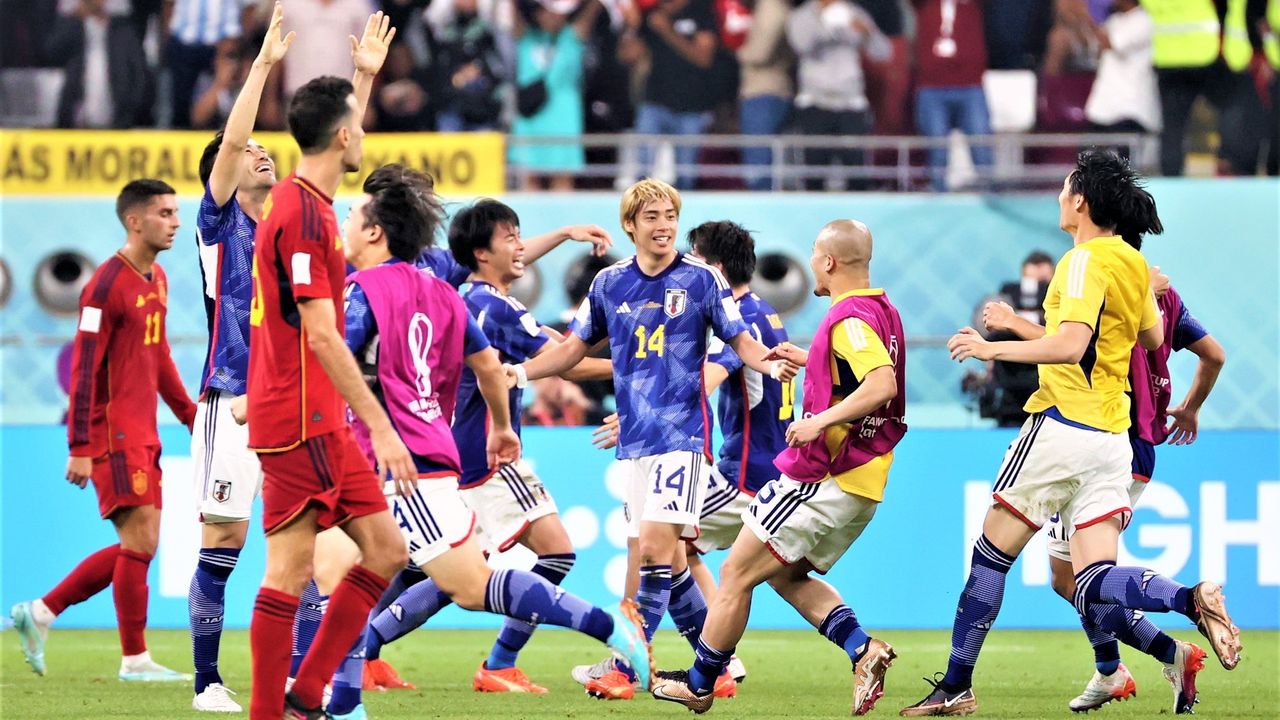 开小会？巴媒：安帅今日训练开始前和维尼修斯交谈了3分钟